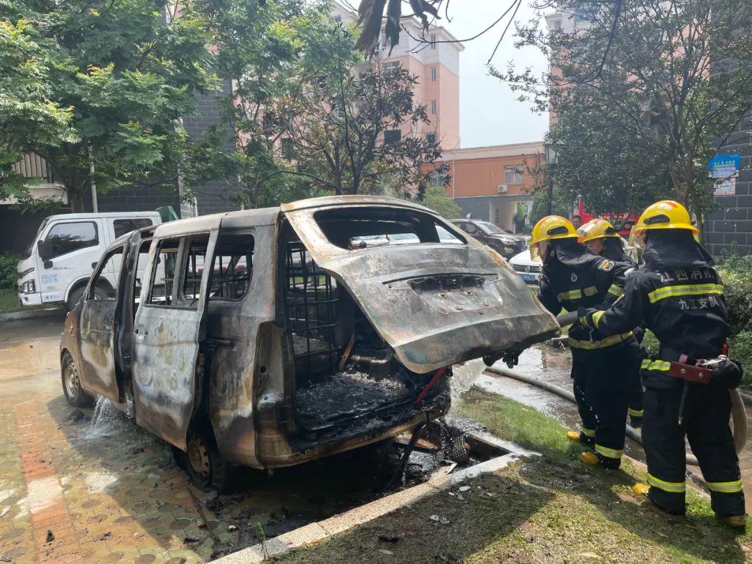 生活安全 | 手机车内充电自燃，两台车报废